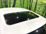 【サンルーフ】開放感たっぷりの希少装備、サンルーフが装着されています!車内に明かりを取り入れたり景色を楽しむ以外にも、車内の空気も簡単に換気できて快適です!