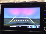 【バックカメラ】運転が苦手な方も車庫入れラクラクです!ギアをリバースに入れれば自動的に切り換わりますので、面倒な操作は不要です♪狭い駐車場もお車を傷つけず安心ですね!