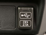 こちらのクルマはUSB接続コネクタも装備されています♪スマホの充電などにお使い下さい。ご旅行中での充電切れも、これなら心配いりませんね!