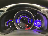 真ん中にスピードメーターを配した、見やすい3眼メーターになっています。右側のインフォメーション画面でオドメーターや燃費などの情報を確認できます。
