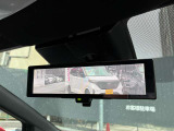 後席が荷物で塞がっている時などに、クリアな後方視界を表示してくれる、インテリジェントルームミラー