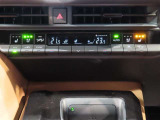 左右独立温度コントロールフルオートエアコンです。運転席、助手席それぞれで独立して温度設定ができます。冷え性の方が乗っても安心ですね♪