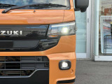 スズキの軽トラック、スーパーキャリィ Xリミテッドの新車です。自社在庫車両のため、新車特有の長い納車待ちがなく、早期の引き渡しが可能です。最新モデルをすぐにお手元へお届けできる、貴重な一台となります。