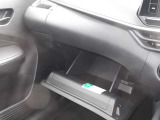 グローブボックスの写真になります。