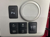 【スマートアシスト】走行中に前方の車両等を認識し、衝突しそうな時は警報とブレーキで衝突回避と被害軽減をアシスト。より安全にドライブをお楽しみいただけます。