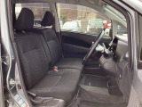 フロントは運転席と助手席が別々の広々としたセパレートシートです、運転席は、高さを調整できるハイトアジャスター付きです。