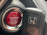 【Hondaスマートキー】カバンやポケットに入れたままでもドアの施錠・解錠が可能なスマートキーを装備。エンジンのオン・オフ時もカギを取り出す必要が無いからとっても便利です♪