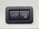 【パワーバックドア】スマートキーや運転席のボタンを押すだけでリアゲートが自動で開閉します!荷物を持っている時や、高い位置にあるバックドアを閉める際に便利な機能です♪