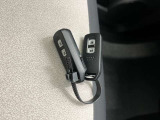 付いてて便利!とても人気の高い装備のスマートキーシステム。キーを携帯しているだけで、ドアロックの開閉並びにエンジンの始動が可能な装備です。