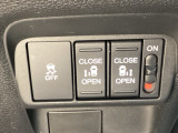 リアドアは乗り降りに便利な両側電動スライドドアです。また運転席に座っていながらスイッチ操作で自在にスライドドアを開け閉めできます。またHondaセンシング用のVSA解除スイッチも横に装備しています。