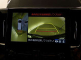 【全周囲モニター】車を上空から見下ろしたような映像をカーナビ画面に映し出し、車庫入れや縦列駐車をサポートしてくれます。