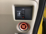 左側電動スライドドアは運転席からでも操作ができるように、ハンドル付近に開閉の操作スイッチが付いています。