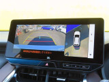 バックカメラの他に上から見下ろしたような画像が見れるアラウンド(全方位)モニター。前後左右を把握できます!