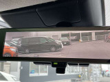 インテリジェントルームミラーが付いております。バックドアについてますカメラと連動して、後方の映像がルームミラーに映ります。