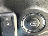 【キーレススタートシステム】カバンやポケットに入れたままでもドアの施錠・解錠が可能なスマートキーを装備。エンジンのオン・オフ時もカギを取り出す必要が無いからとっても便利です♪