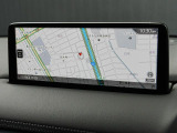マツダコネクトの10.25インチワイドセンターディスプレイです。『Android Auto』『Apple CarPlay』や独自のコネクテッドサービスに対応したインターフェイスシステムです。