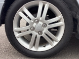 純正アルミホイールです。足元が引き立つので、車全体のイメージがアップしますよ!