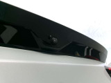 後方の映像をモニターに映し出し、駐車や後退時の安全をサポート。ガイドライン表示で距離感を把握しやすく、夜間や狭い場所でも安心して操作できる便利なカメラです