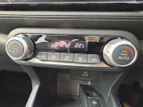 オートエアコンにシガーソケット、USBソケットと便利な機能が標準で搭載されています。