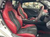【専用スポーツシート】ホールド性に優れ、カーブ時の体が流れを抑制してくれます。また、体にフィットするから腰や背中が疲れにくく、ロングドライブや高速走行でも快適にお過ごしいただけます♪