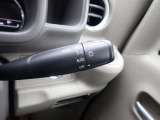 オートライト機能が装備されており暗い場所に入ると車両が検知しライトのON・OFFを自動的に切り替えてくれますので非常に便利な装備です♪