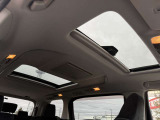 【ツインムーンルーフ】車内の解放感が一気に上がるツインムーンルーフに調光機能がプラス!日差しが強い時、シェードを閉めなくてもガラスの透明度を調整することで心地よい明るさに♪