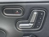 【メモリー付パワーシート】様々な体型の乗員に合わせたきめ細かいシート調整が可能になってます。3名分のメモリー可能は他の乗員が座った時にもスイッチ操作ひとつで好みのシートポジションを呼び出せます。