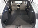 【トランクスルー機構】後席を前に倒してトランクルームとつなげ、長尺物の収納を可能にするトランクスルー機構も備えています。