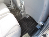 【後部座席のフロアマット】後部座席も純正フロアマット付きです。こちらも大きなスレや傷、汚れなどなくこちらも綺麗な状態です。