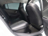 後部座席の足元スペースもしっかりありますね。