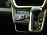 オートエアコンを装備しておりますので、四季を通じて車内を快適な温度に保つことが出来ます!高級感が有りますね!