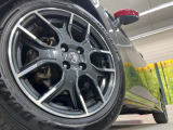 【純正アルミホイール】外観にマッチした純正アルミホイールを装着しております。各種社外アルミホイールや、スタッドレスタイヤも取扱いしております。是非ご相談ください♪