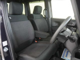 運転席のスペースはゆったりしていて、視界も広く確保されているので普段の運転からロングドライブまで快適です。