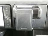 スマホをスッキリ収納できるスマホホルダーを装着済みです。