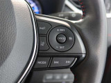 アダプティブクルーズコントロール機能付きです。走行中に先行車の様子を検知しながら、設定した車速の範囲内で先行車との距離のキープを支援します。詳細は販売店スタッフまでおたずねください。