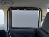 後席の窓ガラスには日差しや紫外線を防ぐ格納式サンシェードが装備されています!