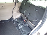 ◆チップアップ&ダイブダウン機構付【ULTR SEAT】は後席座面を左右分割で跳ね上げることができます。トランクで積載できない背の高い荷物をラクラク収納できます。ホンダ車ならではの人気装備です。