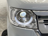 【LEDヘッドライト】悪天候や夜間走行時も良好な視界を確保し安心して運転できる高輝度LEDヘッドライトを装備!点灯速度が早く、消費電力も抑えられています。