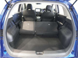 【トランクスルー機構】後席を前に倒してトランクルームとつなげ、長尺物の収納を可能にするトランクスルー機構も備えています。