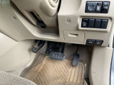 駐車ブレーキは足踏み式です