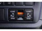 電動スライドドアのスイッチです。車内からもスイッチひとつでラクにドアの開閉できますよ♪