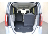 簡単に収納できる後部座席!大空間が出現します!シートアレンジが多彩な点も特徴です!レジャー用品も積み込めます!