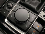 「MAZDAコネクト」コマンダー部 手元を見ることなく操作出来るように左手を自然に降ろした位置に設置。シンプルで使いやすく、機能を覚えやすいボタン配置になっています。