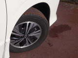195/65R15タイヤ+専用アルミホイールです。スタッドレスタイヤや各種オプションのご注文も承っております(^^)/