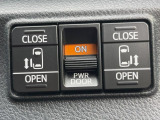 【両側パワースライドドア】スマートキーや運転席のスイッチで後席両側スライドドアの開閉が可能♪電動だから力を入れてドアを開ける必要が無く、小さなお子様でも簡単に開け閉めでき快適です♪