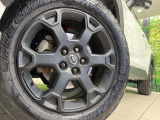 【グレード専用純正18インチアルミホイール】デザイン性の高い純正アルミホイールを装着しております。各種社外アルミホイールや、スタッドレスタイヤも取扱いしております。是非ご相談ください♪
