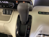 CVT車のセレクトレバーです。低速から高速まで、変速ショックのないスムーズな走りを実現するとともに、エンジン効率のよい領域を維持することで燃費にも貢献します。