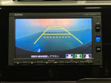 バックでの車庫入れも安心です! リアカメラが付いているバックモニター付のナビを装備しております。操作線もついており距離感も画面から確認できます。
