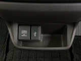 アクセサリーソケットはUSBのアダプターなどをつければ、スマホの充電にも使えます。横にはナビゲーション用の外部入力可能なUSB端子がついており、周辺には物が置けるボックスがついています。