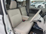 運転席シート廻りは使用感も少なく、良好な状態となっています。前オーナー様が丁寧に使っていたことがよくわかりますね。